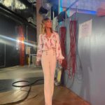 Emma García Instagram - Preparada para nuestro domingo de @fiestatelecinco ¡¡¡Vaaaamos!!!🌹 Look : ▫️Joyas @argiajewels ▫️Camisa @pom_amsterdam ▫️Pantalón @clndstno1 Estilista @pepa.carmona Sastra @modabelenmadrid Peluquería @alba.arance Maquillaje @carmenmaquillaje #HoyMásFiesta #ALasCuatro #TeEspero #DomingosContigo #SeguimosEnLaRed @unicorntves @telecincoes @mediasetcom