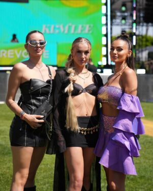Emma Keitmann Instagram - On prend les mêmes et on recommence, 3 ans de @revolve festival! J’en reviens pas comme le temps passe vite 📸⏳🎵💜 

Invitation #revolvefestival @masinfluenceragency