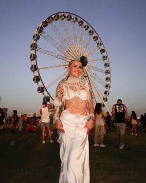 Emma Keitmann Instagram - Coachella 2024 🤍🌴
Je suis tellement reconnaissante de pouvoir le vivre une troisième fois 
Vous aimez mon premier look?

Sans oublier ma coiffure incroyable grâce au spray démelant soie liquide de chez GLISS  @schwarzkopf (express brillance ) qui m’a permise de bien démêler mes cheveux une fois douchée ✨
Je suis tombée amoureuse de ce spray démêlant  qui démêle et apporte de la brillance

@masinfluenceragency #AD #collaboration #foreveryyou #haircare #schwarzkopf