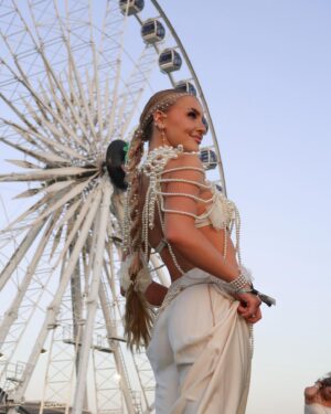Emma Keitmann Instagram - Coachella 2024 🤍🌴
Je suis tellement reconnaissante de pouvoir le vivre une troisième fois 
Vous aimez mon premier look?

Sans oublier ma coiffure incroyable grâce au spray démelant soie liquide de chez GLISS  @schwarzkopf (express brillance ) qui m’a permise de bien démêler mes cheveux une fois douchée ✨
Je suis tombée amoureuse de ce spray démêlant  qui démêle et apporte de la brillance

@masinfluenceragency #AD #collaboration #foreveryyou #haircare #schwarzkopf