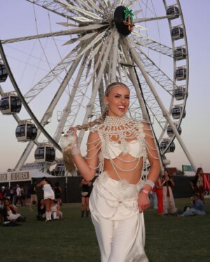 Emma Keitmann Instagram - Coachella 2024 🤍🌴
Je suis tellement reconnaissante de pouvoir le vivre une troisième fois 
Vous aimez mon premier look?

Sans oublier ma coiffure incroyable grâce au spray démelant soie liquide de chez GLISS  @schwarzkopf (express brillance ) qui m’a permise de bien démêler mes cheveux une fois douchée ✨
Je suis tombée amoureuse de ce spray démêlant  qui démêle et apporte de la brillance

@masinfluenceragency #AD #collaboration #foreveryyou #haircare #schwarzkopf