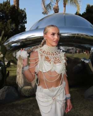 Emma Keitmann Instagram - Coachella 2024 🤍🌴
Je suis tellement reconnaissante de pouvoir le vivre une troisième fois 
Vous aimez mon premier look?

Sans oublier ma coiffure incroyable grâce au spray démelant soie liquide de chez GLISS  @schwarzkopf (express brillance ) qui m’a permise de bien démêler mes cheveux une fois douchée ✨
Je suis tombée amoureuse de ce spray démêlant  qui démêle et apporte de la brillance

@masinfluenceragency #AD #collaboration #foreveryyou #haircare #schwarzkopf