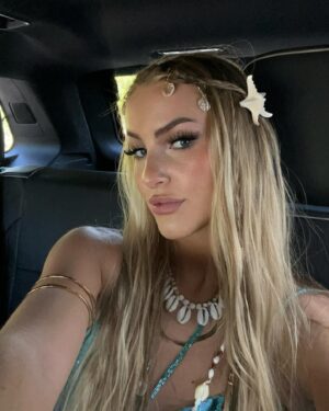 Emma Keitmann Instagram - Last look for Coachella 🦋🤍
(Like a little mermaid) 
First & last pic by @lilybarriere 📸