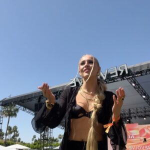 Emma Keitmann Instagram - Day 2 Revolve festival 🌴✨
And my second outfit 

We saw Sean Paul, Ludacris & T pain 😭🫶🏼
Photographe: @lilybarriere 📸

#coachella2024  #coachella #revolvefestival