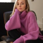 Emma Smet Instagram - Bon dimanche 🧸 avec mon gros doudou @falconeriofficial #falconeri #superiorcashmere