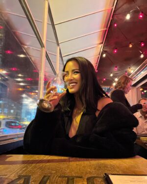 Emmalyn Estrada Instagram - she smiles! 😏