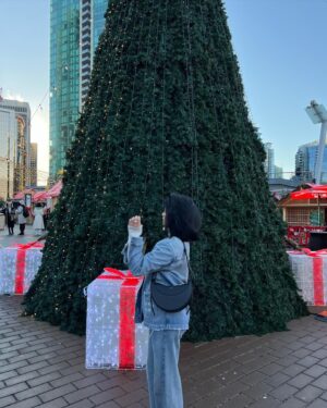 Emmalyn Estrada Instagram - Thank you for having us @vanchristmas @kipling.media 🎄