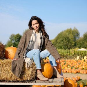Emmanuelle Vaugier Instagram - Found my way to the pumpkin patch. 🍂🍁 

.
.
.
.
.
.
.
.
.
.
#PumpkinPatch #Fall2022 #CountryLivingStyle
#PumpkinPatchFun #EmmanuelleVaugier