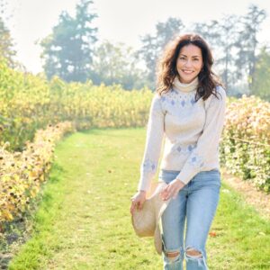 Emmanuelle Vaugier Instagram - As long as I’m in a garden, at the barn or out in nature, I’m happy! 
.
.
.
.
.
.
.
.
.
.
.
.
#FallFashion2022 #CornMaze #Smize #EmmanuelleVaugier
