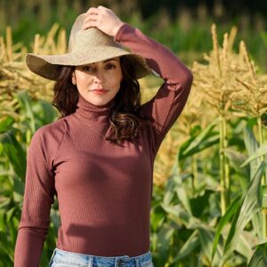 Emmanuelle Vaugier Instagram - Embracing my inner explorer. 🧭
.
.
.
.
.
.
.
.
.
.
.
#FallFashion2022 #CornMaze #IndianaJones
#EmmanuelleVaugier
