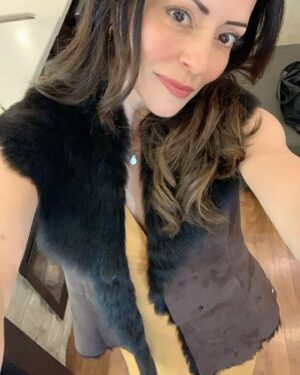 Emmanuelle Vaugier Instagram - LOVING my new gilet from @fairfaxandfavor ♥️♥️♥️
.
.
.
.
.
.
.
#emmanuellevaugier #fairfaxandfavor #gilet #selfie #bts #actress #fashion