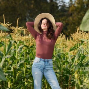 Emmanuelle Vaugier Instagram - Embracing my inner explorer. 🧭
.
.
.
.
.
.
.
.
.
.
.
#FallFashion2022 #CornMaze #IndianaJones
#EmmanuelleVaugier