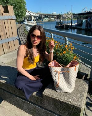 Emmanuelle Vaugier Instagram - I can buy myself flowers! 🎶🎶🎶
.
.
.
.
.
.
.
.
.
.
#EmmanuelleVaugier #BehindTheScenes #Selfie #Selfiemode #Icanbuymyselflower