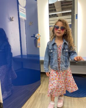 Emme Rylan Instagram - Ummmmmmm Dakota just picked out this outfit herself. I can’t take it! 💞 I need this jean jacket in my size! 🫶🏻