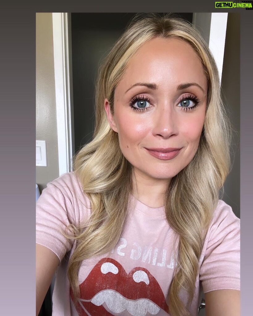 Emme Rylan Instagram - This is really random but one way I deal with stress is with makeup. It’s nice to walk by a mirror and look like I have it together when I feel like I don’t on the inside. 😂😬 #mascaramakesalotofthingsbetter