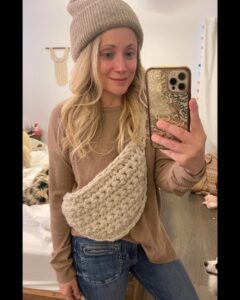 Emme Rylan Instagram - The PATTERN and tutorial is LIVE in my Etsy shop! Link is in my bio. ❤️ ⠀ Made a quick sling bag with #ilikebigyarn by @lionbrandyarn! I love this yarn so much that I’m looking for all ways to use it. 🙌#oversizedcrochet #cozyaccessories