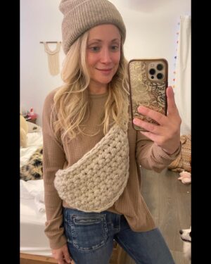 Emme Rylan Instagram - The PATTERN and tutorial is LIVE in my Etsy shop! Link is in my bio. ❤️
⠀
Made a quick sling bag with #ilikebigyarn by @lionbrandyarn! I love this yarn so much that I’m looking for all ways to use it. 🙌#oversizedcrochet #cozyaccessories