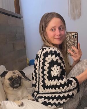 Emme Rylan Instagram - A shrug and a pug. 😬
#crochetersofinstagram #pugsofinstagram