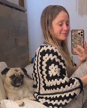 Emme Rylan Instagram - A shrug and a pug. 😬
#crochetersofinstagram #pugsofinstagram