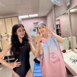 Emmie Reis Instagram - 這才是真的游泳好嘛！ 素顏、泳裝、誰戴誰呆瓜泳帽 🤡 @serena_wang_qing 最近被問到要怎麼樣的另一半 我還真沒想過這個問題， 因為能夠列出來的叫作條件 條件當然也很重要， 因為我們活在這個物質世界上 但是生活是與 一個人的靈魂相處 我喜歡的靈魂是 乾淨、透明 是自然散發出的善意與在乎 （有些人的超明顯！） 條件的話， 朋友說很高就先不打出來了😂 吊胃口就吊到這， 我們今天游了一小時 我覺得很棒！