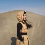 Emmie Reis Instagram - 我從612號星球降落下來🪐 發現這個地球好有趣 曾經認為不可能發生在我身上的，卻都發生了，以為最安全的，到頭來卻傷的最深，搞得我哭笑不得啊… 不過也因為這樣，我們變得愈來愈柔軟、愈來愈包容，即使傷痕累累卻也能笑著看這世界，奇怪的還愈看愈美🥀 想來頭頂額沙洲好久了，對這片酷似沙漠的風景關注愛慕了好久。偏偏這趟台南外景遇到了寒流，不知是頭髮還是沙，進的我眼睛快要瞎。不過當我看著這些照片，看到的是這景緻的美好，想的是金髮小王子🤴如何來到這個夢幻小島 #上山下海過一夜 #每週四晚間10點三立都會台 p.s 剛剛才想到， 我應該要打扮成安蘇娜姆的！