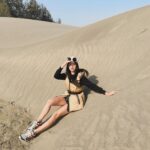 Emmie Reis Instagram - 我從612號星球降落下來🪐 發現這個地球好有趣 曾經認為不可能發生在我身上的，卻都發生了，以為最安全的，到頭來卻傷的最深，搞得我哭笑不得啊… 不過也因為這樣，我們變得愈來愈柔軟、愈來愈包容，即使傷痕累累卻也能笑著看這世界，奇怪的還愈看愈美🥀 想來頭頂額沙洲好久了，對這片酷似沙漠的風景關注愛慕了好久。偏偏這趟台南外景遇到了寒流，不知是頭髮還是沙，進的我眼睛快要瞎。不過當我看著這些照片，看到的是這景緻的美好，想的是金髮小王子🤴如何來到這個夢幻小島 #上山下海過一夜 #每週四晚間10點三立都會台 p.s 剛剛才想到， 我應該要打扮成安蘇娜姆的！
