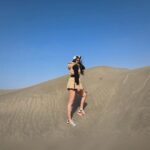 Emmie Reis Instagram - 我從612號星球降落下來🪐 發現這個地球好有趣 曾經認為不可能發生在我身上的，卻都發生了，以為最安全的，到頭來卻傷的最深，搞得我哭笑不得啊… 不過也因為這樣，我們變得愈來愈柔軟、愈來愈包容，即使傷痕累累卻也能笑著看這世界，奇怪的還愈看愈美🥀 想來頭頂額沙洲好久了，對這片酷似沙漠的風景關注愛慕了好久。偏偏這趟台南外景遇到了寒流，不知是頭髮還是沙，進的我眼睛快要瞎。不過當我看著這些照片，看到的是這景緻的美好，想的是金髮小王子🤴如何來到這個夢幻小島 #上山下海過一夜 #每週四晚間10點三立都會台 p.s 剛剛才想到， 我應該要打扮成安蘇娜姆的！