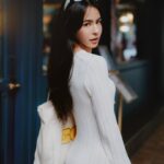 Emmie Reis Instagram - 在情人節的這天， 剛好追完了台劇 ”愛愛內含光” 跟美劇 “摩登情愛” （Modern Love超推！ 是New York Times愛情專欄改編） 兩者都是跟愛有關的故事， 每個人都有自己 的煩惱跟內心小劇場… 愛有百百種， 而我喜歡的那種是穩定、安心 我喜歡的我愛你 是不需要任何防bear🐻 Happy valentines! 🥀 @me30official