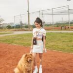 Emmie Reis Instagram - #ELLERUN Be Paris feat. #雷艾美 說是媽媽讓她知道，自己是可以無條件被愛的，也是媽媽的離開，讓她明白最後能愛自己的，只有自己而已。「我不該依賴別人，必須成為這個世界上『最愛雷艾美的人』。」她是人生探險家，擁有出色的混血外貌，但雷艾美的真正魅力在於熱情、專業、和充滿獨特魅力的幽默感，《上山下海之極島台灣》外景主持令人驚豔，從模特兒轉型，現在朝演員邁進，她從零開始一字一句拜師學台語，從不自我設限，對她來說，人生就是要用盡全力來體驗世界。 🏃‍♀️2024 ELLE RUN 5月4日在大佳河濱公園，報名倒數中🏃‍♀️ 追蹤 @elletaiwan 或點擊連結主頁Link Bio看完整專訪 #ELLERUNWITHSTYLE #ELLE風格路跑 #BeParis #ELLETAIWAN #ELLE娛樂圈