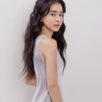 Emmie Reis Instagram - 最近美美徵友中💘 所以每天漂亮出門是一定要的！ 不然我常常很邋遢 或睡衣出門， 然後這個時候就很神奇的 一定被認出來…. 但也不能盛裝打扮！ 因為那種最討人喜的， 是一種不經意的鬆弛感 看起來沒化什麼妝， 但就是皮膚底子好到發光、 眼睛深邃有神 今天我擦的這款 艾杜紗絕對束型睫毛膏， 簡單2步驟就能擁有女團同款仙子睫毛 給妳浪漫微醺大眼感 自然捲翹又纖長， 根根分明、 而且完全不結塊 🌸 獨家雙面梳設計 我喜歡用細梳狀那一面 把睫毛一根一根的梳起固定 再用反面束狀睫毛梳 用Z型刷法輕刷成根根分明的仙子睫毛 不用鑷子、燙睫毛器 🌸 抗水、抗汗、抗皮脂 出門在外一整天都不會暈開！ 我其實還有特別做測試， 在3/9的花蓮半馬刷睫毛膏 （雙子寶寶最愛實驗了！） 想說21公里跑回來， 大爆汗的應該會變成熊貓眼 結果沒有！ 睫毛依舊完美無瑕 不過， 最美的那些世紀大美人們 從不是長相有多突出 是她們打從骨子裡 就確信自己很美😉✨ 留言 “想要有仙子睫毛” 4/5將抽出一位送出一支正貨喔！ 3/18-4/15 watashi 官方商城 消費滿$699超商取貨免運 #艾杜紗 #絕對束型睫毛膏 #仙子睫毛 @ettusais_tw
