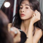 Emmie Reis Instagram - 最近美美徵友中💘 所以每天漂亮出門是一定要的！ 不然我常常很邋遢 或睡衣出門， 然後這個時候就很神奇的 一定被認出來…. 但也不能盛裝打扮！ 因為那種最討人喜的， 是一種不經意的鬆弛感 看起來沒化什麼妝， 但就是皮膚底子好到發光、 眼睛深邃有神 今天我擦的這款 艾杜紗絕對束型睫毛膏， 簡單2步驟就能擁有女團同款仙子睫毛 給妳浪漫微醺大眼感 自然捲翹又纖長， 根根分明、 而且完全不結塊 🌸 獨家雙面梳設計 我喜歡用細梳狀那一面 把睫毛一根一根的梳起固定 再用反面束狀睫毛梳 用Z型刷法輕刷成根根分明的仙子睫毛 不用鑷子、燙睫毛器 🌸 抗水、抗汗、抗皮脂 出門在外一整天都不會暈開！ 我其實還有特別做測試， 在3/9的花蓮半馬刷睫毛膏 （雙子寶寶最愛實驗了！） 想說21公里跑回來， 大爆汗的應該會變成熊貓眼 結果沒有！ 睫毛依舊完美無瑕 不過， 最美的那些世紀大美人們 從不是長相有多突出 是她們打從骨子裡 就確信自己很美😉✨ 留言 “想要有仙子睫毛” 4/5將抽出一位送出一支正貨喔！ 3/18-4/15 watashi 官方商城 消費滿$699超商取貨免運 #艾杜紗 #絕對束型睫毛膏 #仙子睫毛 @ettusais_tw