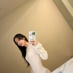 Emmie Reis Instagram - 放假了放假了✌🏻 不過過年我才不要當馬鈴薯沙發 變胖變醜… 在還沒結婚、 還沒達到事業巔峰之前 身上、臉上的任何一塊皮兒 都不准給我掉下來！ Work out holds your body! 皮兒我就交給漫雲☁️ @museedunuage 做鳳凰電波兩年了， 每一次都很驚訝！ 因為療程ㄧ結束就看得到立即的改變 整個臉頰肉肉往後往上提拉 （瞬間小V臉那種） 之後的2-3個月 還會持續的發效， 今天剛好二個多月回診拍照， 雙下巴少一半、蘋果肌上提 滿意滿意！ 以後或許會想要放鬆、 自然的變老或許也很幸福who knows? 但現在我想再任性一下😉 #漫雲思境 #減法哲學 #頂級醫美