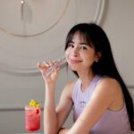 Emmie Reis Instagram - 我喜歡走路有風， 回頭率100%的那種！ 但我發現會令人目不轉睛垂涎三尺 的那種女生， 其實不是漂亮耶！ 是狀態、氣色好， 看上去整體勻稱有彈性 Jay Chou有一首歌： 「她粉嫩清秀的外表， 像是多汁的水蜜桃誰都想咬」 🍑 我除了運動讓自己 健健康康的， 我也很care自己的營養補給品 對女生滿重要的大概是這些： 維他命C、花青素、鐵質、膠原蛋白 我還會研究如何使 他們有最好的吸收率💡 布樂美的 「雙重櫻桃PLUS維C粉 」 名字很長因為裡面 就是那些好東西！🍒 雙重櫻桃： 但是其實裡面是3種的櫻桃漿果 -蘇門答臘咖啡櫻桃 富含抗氧多酚， 臨床實證養顏美容3倍有效 -西印度櫻桃 含有超高的維生素C -法國Dianafood甜櫻桃 含豐富美妍因子 PLUS維C粉： 150mg DSM歐洲大廠維生素C， 提升肌膚膠原密度與含水量 櫻桃豐富的維生素C 可促進膠原蛋白的形成、 促進鐵質的吸收 酚類物質、花青素 也都是抗癌、抗氧化的好東西 我覺得現在的女生愈來愈美， 而且完全不會老！ Let’s dance and walk like Beyoncé 走路有風， 還要刮颱風那種✨ @bluemei.tw 輸入專屬優惠碼【EMMIE88】， 享BLUEMEI商品88折 #布樂美BLUEMEI #雙重櫻桃PLUS維C粉 #百分百功能型