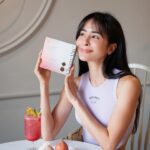 Emmie Reis Instagram - 我喜歡走路有風， 回頭率100%的那種！ 但我發現會令人目不轉睛垂涎三尺 的那種女生， 其實不是漂亮耶！ 是狀態、氣色好， 看上去整體勻稱有彈性 Jay Chou有一首歌： 「她粉嫩清秀的外表， 像是多汁的水蜜桃誰都想咬」 🍑 我除了運動讓自己 健健康康的， 我也很care自己的營養補給品 對女生滿重要的大概是這些： 維他命C、花青素、鐵質、膠原蛋白 我還會研究如何使 他們有最好的吸收率💡 布樂美的 「雙重櫻桃PLUS維C粉 」 名字很長因為裡面 就是那些好東西！🍒 雙重櫻桃： 但是其實裡面是3種的櫻桃漿果 -蘇門答臘咖啡櫻桃 富含抗氧多酚， 臨床實證養顏美容3倍有效 -西印度櫻桃 含有超高的維生素C -法國Dianafood甜櫻桃 含豐富美妍因子 PLUS維C粉： 150mg DSM歐洲大廠維生素C， 提升肌膚膠原密度與含水量 櫻桃豐富的維生素C 可促進膠原蛋白的形成、 促進鐵質的吸收 酚類物質、花青素 也都是抗癌、抗氧化的好東西 我覺得現在的女生愈來愈美， 而且完全不會老！ Let’s dance and walk like Beyoncé 走路有風， 還要刮颱風那種✨ @bluemei.tw 輸入專屬優惠碼【EMMIE88】， 享BLUEMEI商品88折 #布樂美BLUEMEI #雙重櫻桃PLUS維C粉 #百分百功能型