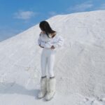 Emmie Reis Instagram - Ok, fine! 現在全世界都在國外滑雪， 我也好想去…. 但是在台灣也不錯啦！ 不枉費我買的雪靴， 就差點沒帶上我的滑雪裝備而已 你看在台南玩(撒)雪(鹽) 也可以好浪漫 🤍☃️ #然後開始看機票中 #台南七股鹽山 #上山下海過一夜之漂留台灣