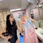 Emmie Reis Instagram - 這才是真的游泳好嘛！ 素顏、泳裝、誰戴誰呆瓜泳帽 🤡 @serena_wang_qing 最近被問到要怎麼樣的另一半 我還真沒想過這個問題， 因為能夠列出來的叫作條件 條件當然也很重要， 因為我們活在這個物質世界上 但是生活是與 一個人的靈魂相處 我喜歡的靈魂是 乾淨、透明 是自然散發出的善意與在乎 （有些人的超明顯！） 條件的話， 朋友說很高就先不打出來了😂 吊胃口就吊到這， 我們今天游了一小時 我覺得很棒！