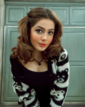 Emmy Perry Instagram - 🖤violets for roses🖤
.
.
.
.
.
.
.
.
.
.
.
.
.
.
.
.
#lanadelrey #explore #explorepage #coquette #ootd  #makeup #vintage #retro #fashion
