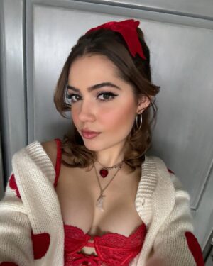 Emmy Perry Instagram - It’s so sweet…❤️
.
.
.
.
.
.
.
.
.
.
.
.
.
.
.
#explore #explorepage #ootd