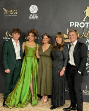 Emmy Perry Instagram - What a beautiful night celebrating the remarkable legacy of Steve Irwin and his dedication to wildlife conservation. His infectious passion for wildlife and wild places have been passed on to his inspirational family @terriirwincrickey @bindisueirwin and @robertirwinphotography who live it and share it with the world who I love and have the honor of calling my dear friends. Thank you for continuing to inspire us all to make a difference! I will forever be a #proudwildlifewarrior 💚🐊