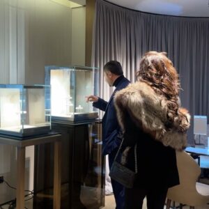 Endi Demneri Instagram - Molto lieta per una collaborazione cosi speciale.
Grazie @giorgiograssidamiani per la dolce accoglienza.
La nuova collezione è una vera sorpresa!

#nopressurenodiamonds