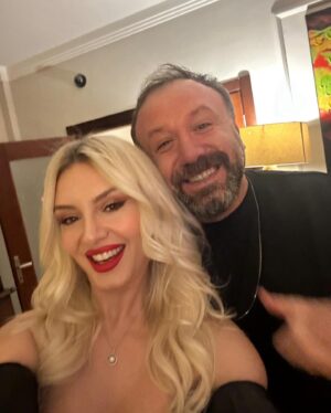 Enise Ütük Instagram - 2024 çok güzel geldin 🥳🤗Sağlıkla, mutlulukla daha güzellerine💞🙏🏻