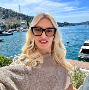 Enise Ütük Instagram - Zihnimiz bir süngerdir, yüreğimizse bir nehir, çoğumuzun akmak yerine sünger gibi emmeyi seçmesi ne garip. ✨🏞️🏝️💞
-Halil Cibran
