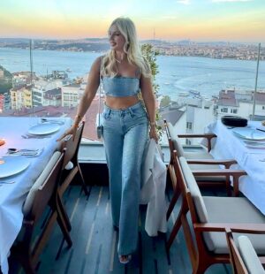 Enise Ütük Instagram - Ruhları güzel arkadaşlarım iyi ki varsınız, çok güzel bir geceydi. 🤗💞🥳