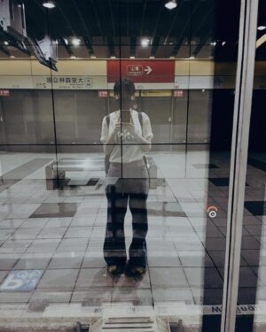 Enno Cheng Instagram - 用捷運穿搭系列跟5月說再見。這個月的所有沈潛和消化，都終於在昨天晚上集結成一首新歌。好！