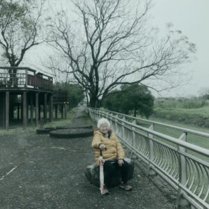 Enno Cheng Instagram - 今天是一年一度獻給母親的日子。我想我們走到了一個年代，一個「母親」能夠有更多機會去講述自己，我們也更多機會去思考、去理解「母親」這個角色的複雜性。今天，我想祝福全天下的母親都能有更多不完美的空間，就像我們每一個人一樣。

同時我要向家族裡，各式各樣的母親致敬。

鄭家最大的母親，她今年91歲，叫做金花，還有鄭家的媳婦們，都是超強的女人；我這輩已經當媽媽的堂妹，以及堂弟們的太太，她們年紀都比我小，卻都是我尊敬的人。

我媽媽的媽媽叫做桂梅，她已經不在了，但她在我心目中，是一個超級酷的女人。我常常想她。

金花跟桂梅，都很會唱歌。

最後當然，我很感謝自己的媽媽，她也很會唱歌。

在不同年代，發生著不同女性的生命故事；而每一段故事裡，都可能有那麼幾首歌曲，支撐著我們走過那些平凡的、艱難的、甜潤或酸苦的人生。

今年下半，我在大慕可可邀請下，交給我的朋友、這次擔任劇本總監的簡莉穎，以及首次合作的編劇陳以恩，將與我血脈相連的，愛唱歌的女人們的記憶，轉化為新的故事。

就在下半年，舞台劇《妳歌》即將登場。敬請期待。

圖1.金花
圖2.我跟金花做的小包

 @z_young2022 
#妳歌