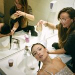 Enola Cosnier Instagram – « Si je te fais un chignon plaqué, puis un brushing, va falloir que je te lave les cheveux à un moment ! » 

04/11/2023 – Prime d’ouverture de la Star Academy promo 2023 – Argentique/Portra 400 

📸 : @_elisajane_