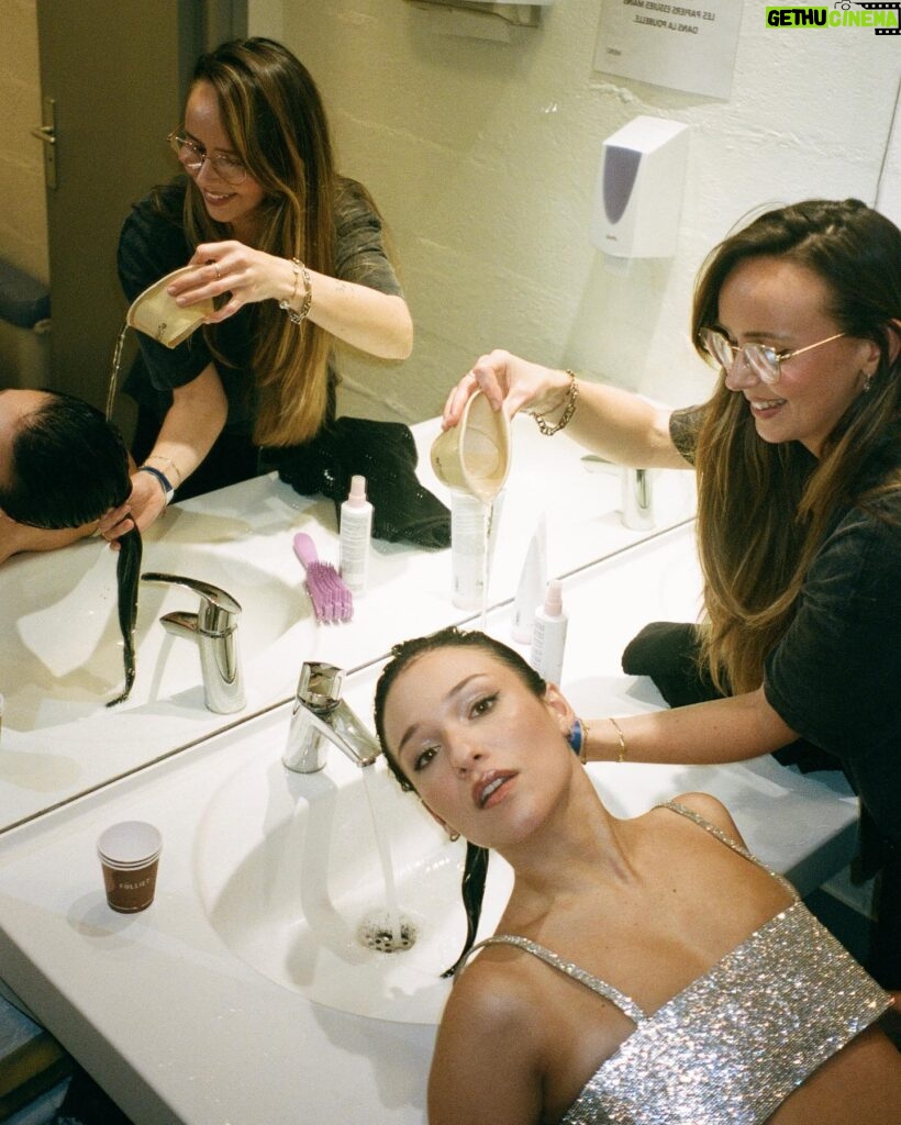 Enola Cosnier Instagram - « Si je te fais un chignon plaqué, puis un brushing, va falloir que je te lave les cheveux à un moment ! » 04/11/2023 - Prime d’ouverture de la Star Academy promo 2023 - Argentique/Portra 400 📸 : @_elisajane_