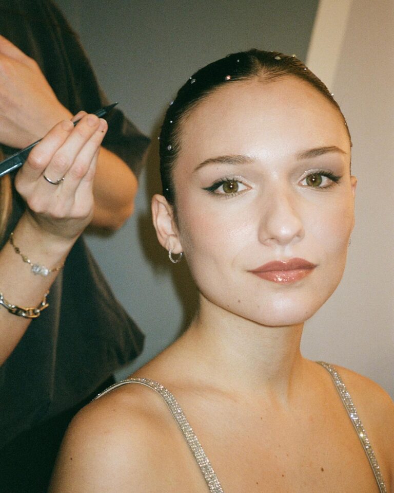 Enola Cosnier Instagram - « Si je te fais un chignon plaqué, puis un brushing, va falloir que je te lave les cheveux à un moment ! » 04/11/2023 - Prime d’ouverture de la Star Academy promo 2023 - Argentique/Portra 400 📸 : @_elisajane_