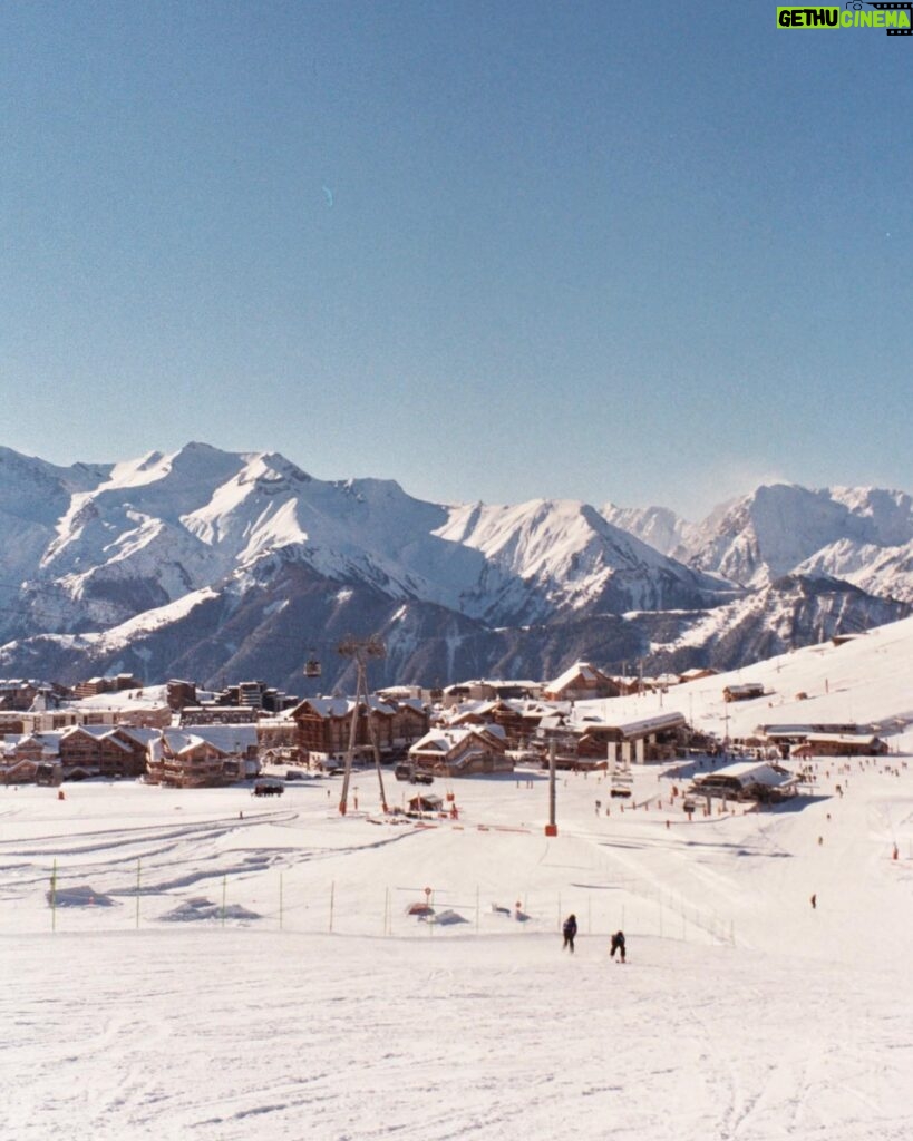 Enola Cosnier Instagram - Toujours retardataire, argentique oblige ! Néanmoins, durant ce séjour, j’ai appris que je ne savais pas skier (du tout), que j’aimais être en jaune poussin, j’ai mangé pour la première fois une fondue (un délice quoiqu’un peu gras), et je dois avoir des restes de schweppes ginger dans le sang tellement j’en ai bu ! Voilà bisous 😎💋 Merci beaucoup @villaschweppes @bureaurevolvr @festivalpedhuez