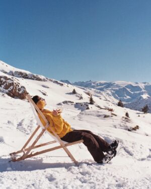 Enola Cosnier Instagram - Toujours retardataire, argentique oblige ! Néanmoins, durant ce séjour, j’ai appris que je ne savais pas skier (du tout), que j’aimais être en jaune poussin, j’ai mangé pour la première fois une fondue (un délice quoiqu’un peu gras), et je dois avoir des restes de schweppes ginger dans le sang tellement j’en ai bu ! Voilà bisous 😎💋 Merci beaucoup @villaschweppes @bureaurevolvr  @festivalpedhuez
